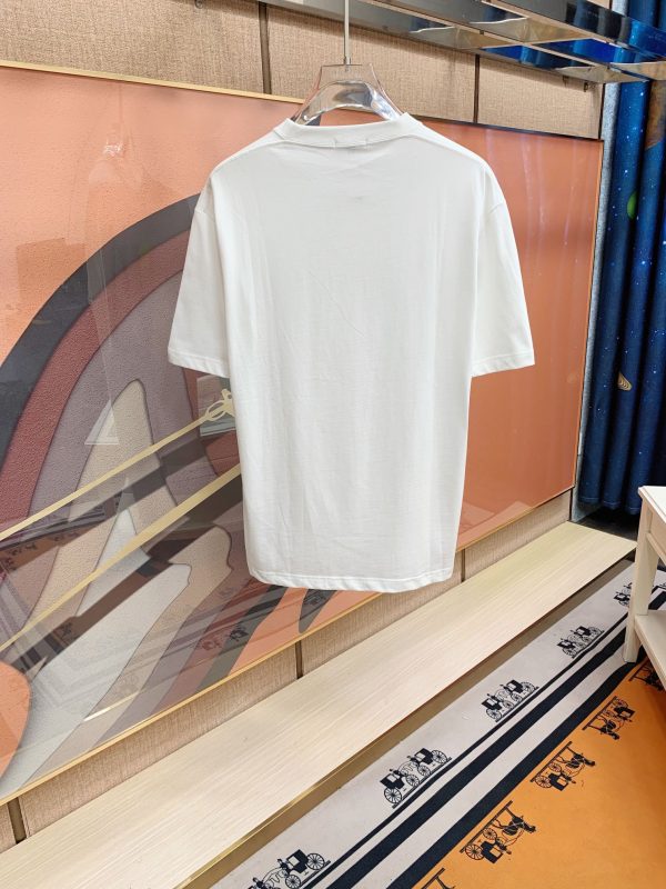 MONCLER 2023 spring and summer new logo design couple short-sleeved T-shirts! Counter synchronization - Image 10