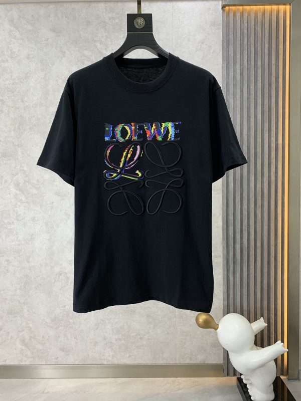 Loewe 2023SS letter logo loose version short-sleeved T-shirt, simple and elegant has always been the main brand of the brand. It is fashionable and versatile, and it is actually the first choice for men.