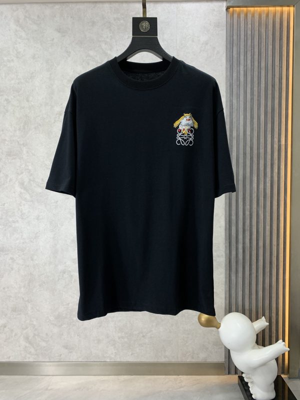 Loewe 2023SS letter logo loose version short-sleeved T-shirt, simple and elegant has always been the main brand of the brand. It is fashionable and versatile, and it is actually the first choice for men.