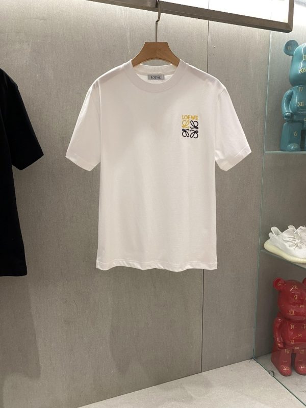 LOEWE 2023 men's round neck short-sleeved T-shirt is new! Signature embroidered small LOGO, simple but exquisite, selected imported fabrics for customers, soft and delicate to the touch