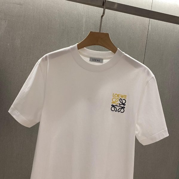 LOEWE 2023 men's round neck short-sleeved T-shirt is new! Signature embroidered small LOGO, simple but exquisite, selected imported fabrics for customers, soft and delicate to the touch - Image 4