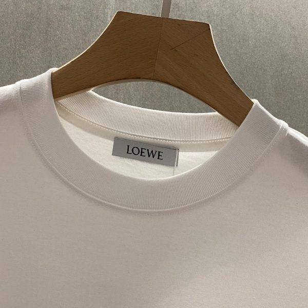 LOEWE 2023 men's round neck short-sleeved T-shirt is new! Signature embroidered small LOGO, simple but exquisite, selected imported fabrics for customers, soft and delicate to the touch - Image 6