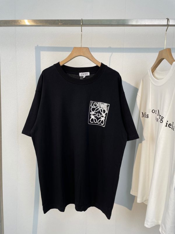 LOEWE  Exclusive custom weaving and dyeing pure cotton material has a superb texture and high-quality embroidery on the front chest