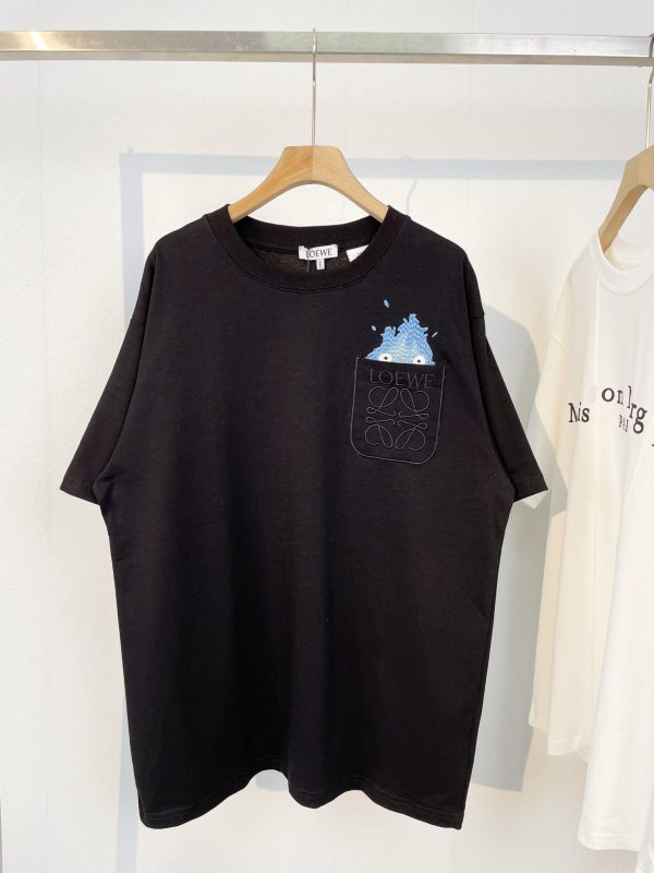 LOEWE # Exclusive custom weaving and dyeing pure cotton material has a superb texture, high-quality embroidery on the front chest, small flames, small flames, Haer's moving castle, solid color, simple and all-match models