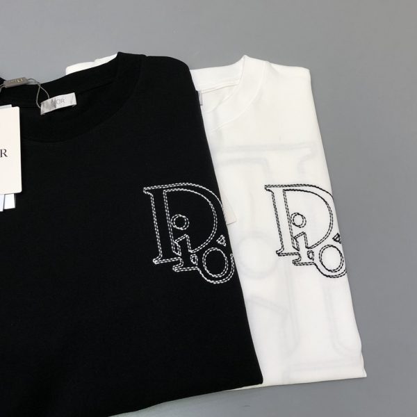 Dior men's dotted line logo embroidered short-sleeved T-shirt, very detailed, the fabric is very soft, and the upper body feels very skin-friendly! ! The fabric has good elasticity