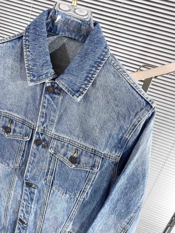 Dior2023SS latest heavy industry denim jacket The upper body reveals the complexion and is suitable for daily use! The high-quality fabrics are integrated with the tailoring design of the body. After the designer's simple embellishment and sublimation design techniques, the iconic trend style captures the hearts of fashionistas. - Image 5