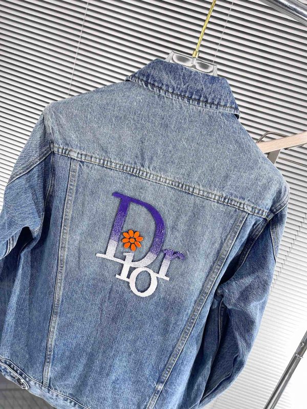 Dior2023SS latest heavy industry denim jacket The upper body reveals the complexion and is suitable for daily use! The high-quality fabrics are integrated with the tailoring design of the body. After the designer's simple embellishment and sublimation design techniques, the iconic trend style captures the hearts of fashionistas. - Image 9