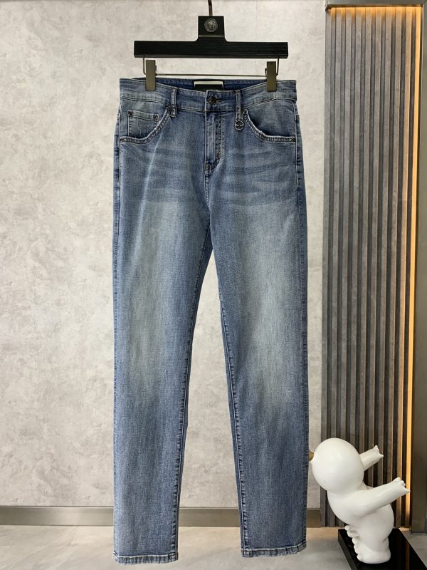 Fendi's high-end customization, 23 spring and summer original single jeans are on sale at the counter at the same time.