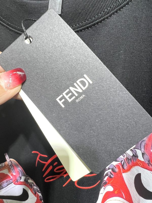 FENDI23's latest printed T-shirt is super recognizable! Creativity ✓The relentless pursuit of rejuvenating the design connotation of shoe design The hem comes with a small monster to identify ?logo small buckle Three standard complete, versatile single product - Image 13