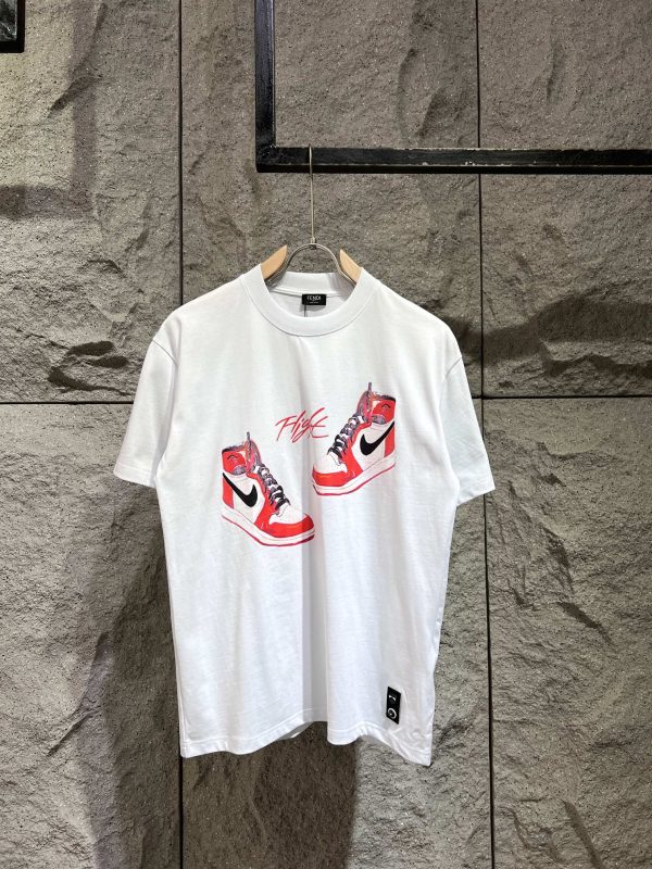 FENDI23's latest printed T-shirt is super recognizable! Creativity ✓The relentless pursuit of rejuvenating the design connotation of shoe design The hem comes with a small monster to identify ?logo small buckle Three standard complete, versatile single product - Image 10