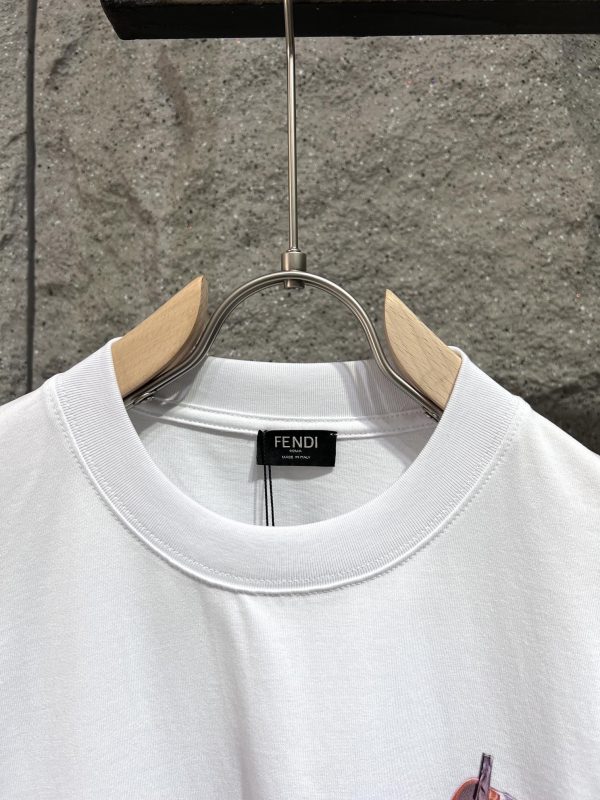 FENDI23's latest printed T-shirt is super recognizable! Creativity ✓The relentless pursuit of rejuvenating the design connotation of shoe design The hem comes with a small monster to identify ?logo small buckle Three standard complete, versatile single product - Image 9