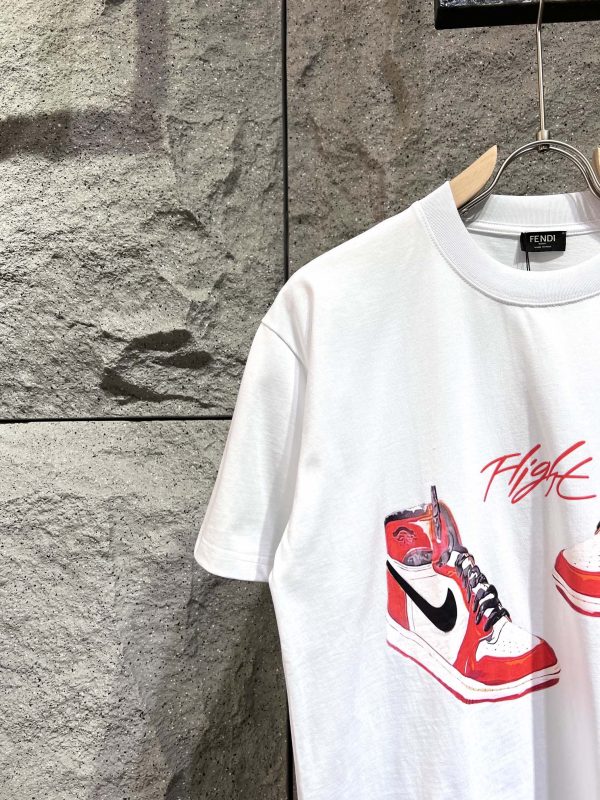 FENDI23's latest printed T-shirt is super recognizable! Creativity ✓The relentless pursuit of rejuvenating the design connotation of shoe design The hem comes with a small monster to identify ?logo small buckle Three standard complete, versatile single product - Image 8