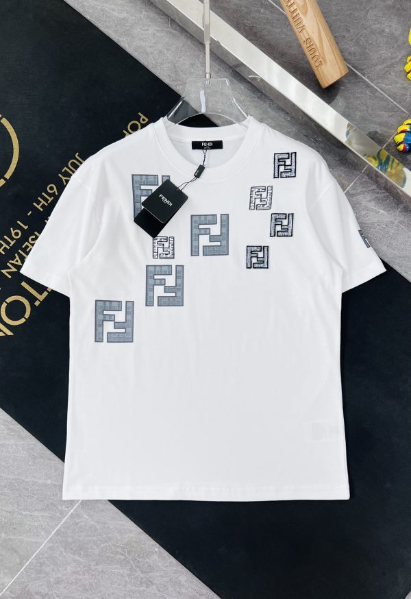 Fendi 2023 spring and summer new logo design couple short-sleeved T-shirts! Counter synchronization