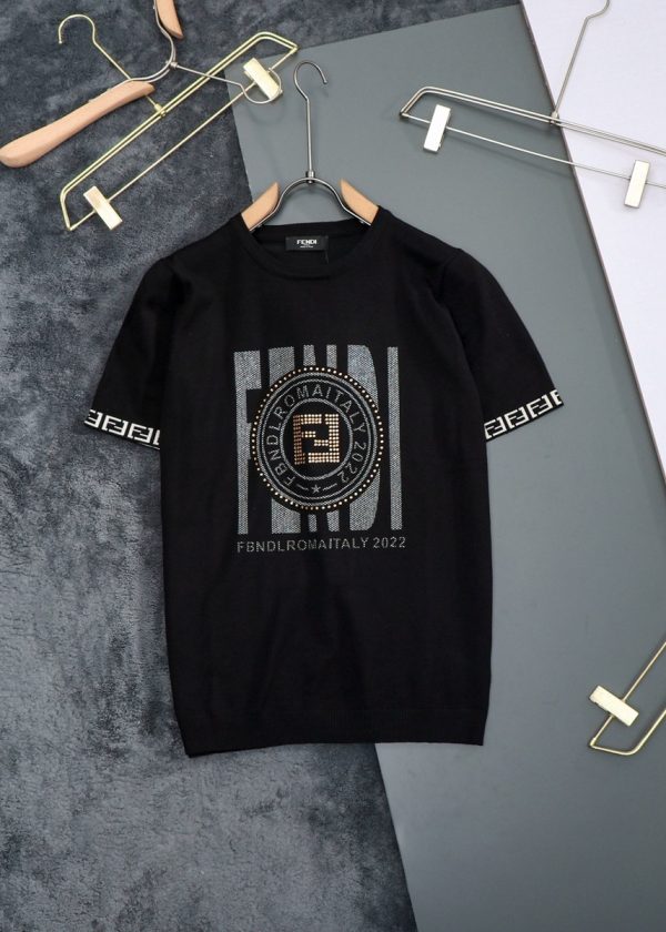 Fendi, 22s spring and summer new knitted Logo short-sleeved T-shirt! Unisex, this T-shirt combines a classic silhouette with refined knit details