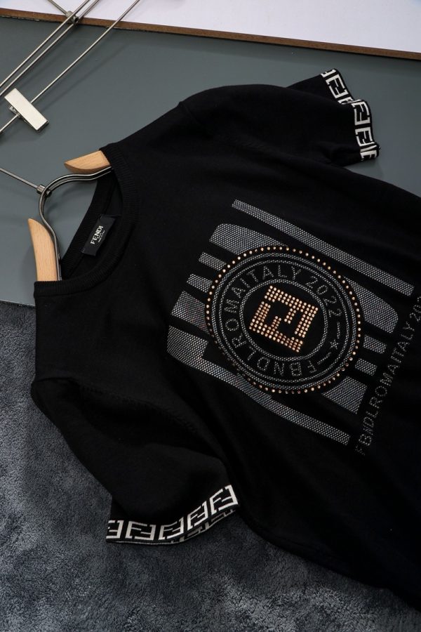 Fendi, 22s spring and summer new knitted Logo short-sleeved T-shirt! Unisex, this T-shirt combines a classic silhouette with refined knit details - Image 3