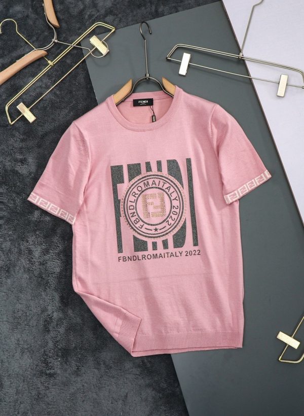 Fendi, 22s spring and summer new knitted Logo short-sleeved T-shirt! Unisex, this T-shirt combines a classic silhouette with refined knit details