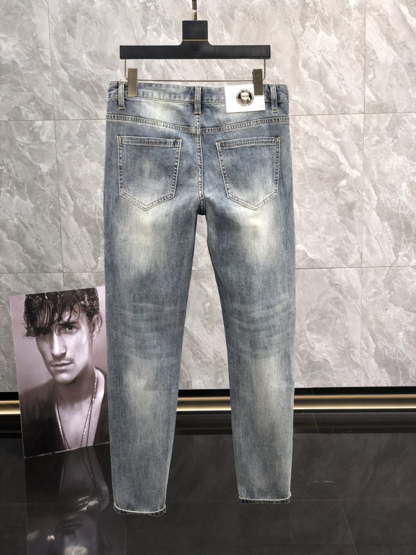Fendi, exclusive background! high quality! Non-market currency! 2023 spring and summer new hot style jeans, imported custom fabrics, classic fit, classic jeans color, fabric with good elasticity and no deformation - Image 7