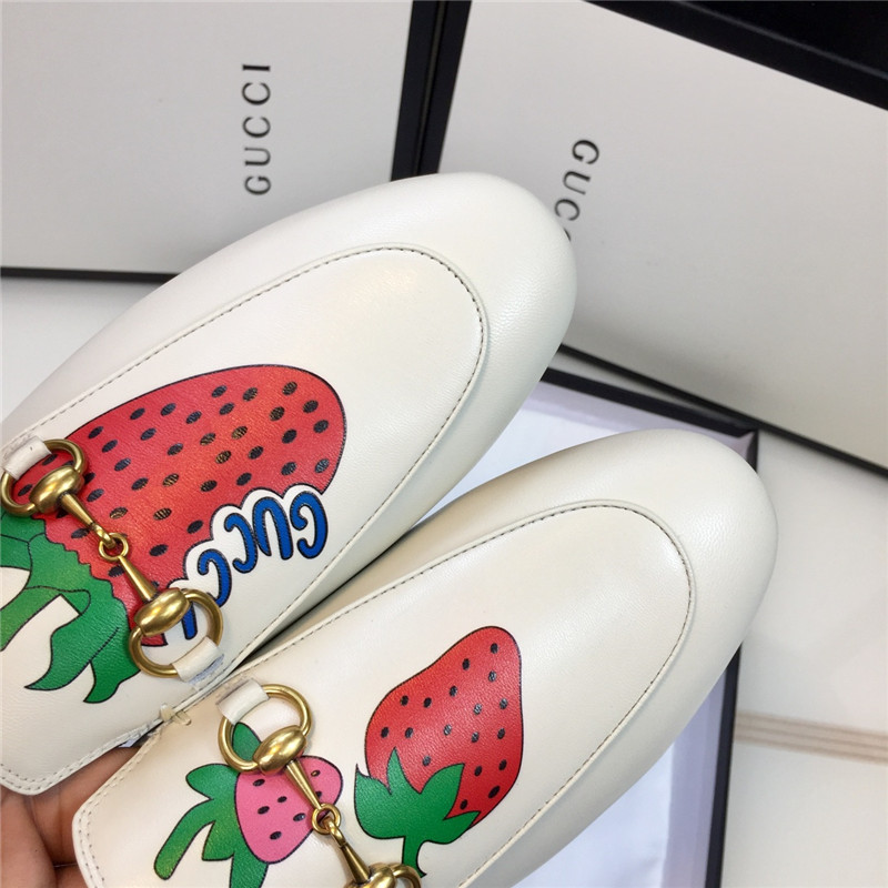 Gucci discount strawberry slippers