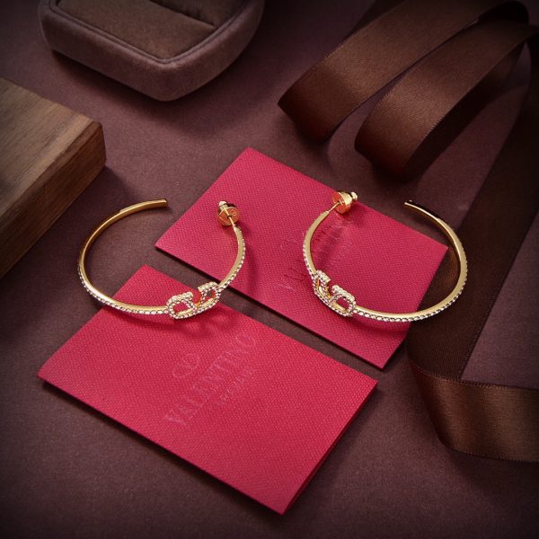 The new Valentino Valentino is stylish and versatile with gold stud earrings - Image 3