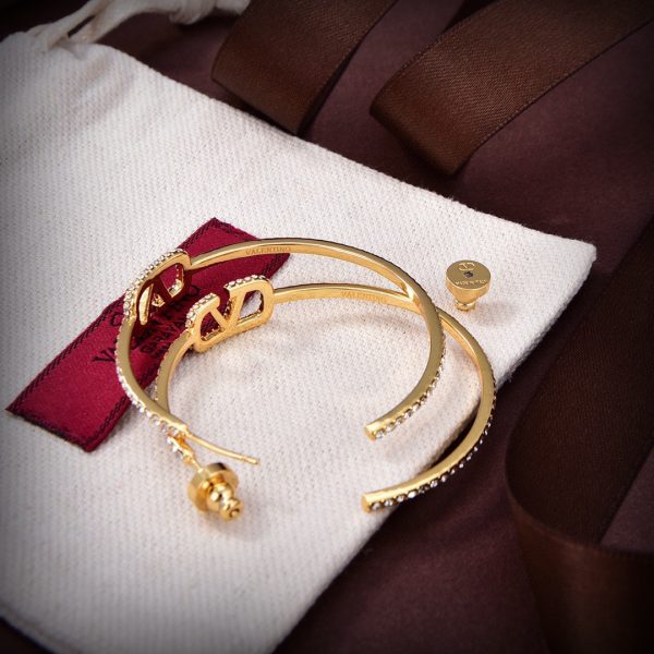 The new Valentino Valentino is stylish and versatile with gold stud earrings - Image 5