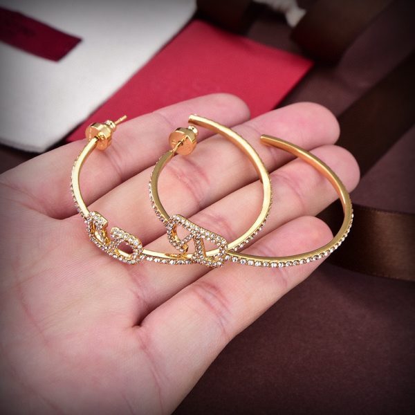 The new Valentino Valentino is stylish and versatile with gold stud earrings - Image 6