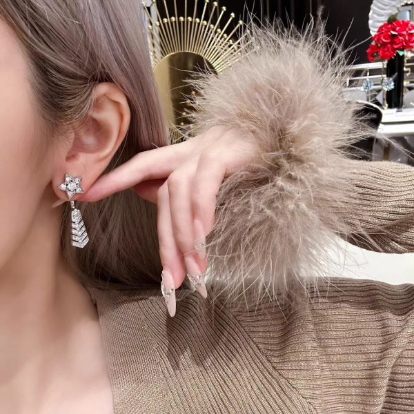 The new Chanel Comet Meteor Stud Earrings can be worn with a pentagram on its own - Image 4