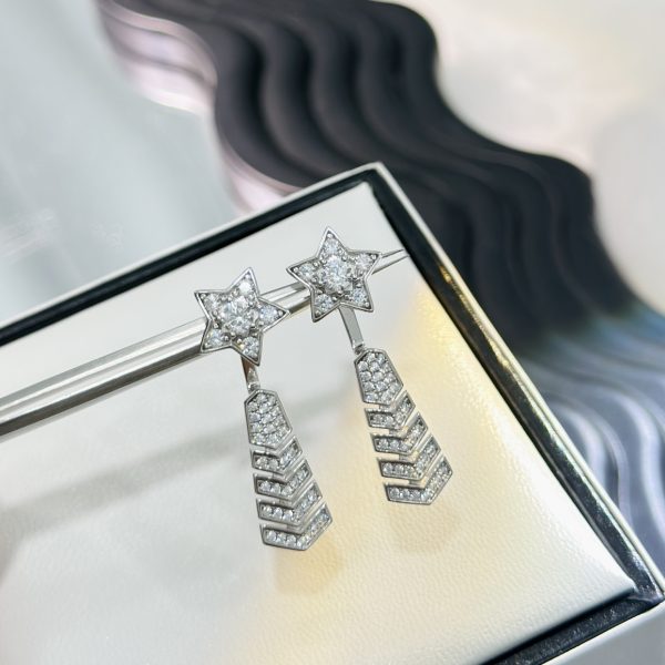 The new Chanel Comet Meteor Stud Earrings can be worn with a pentagram on its own - Image 6