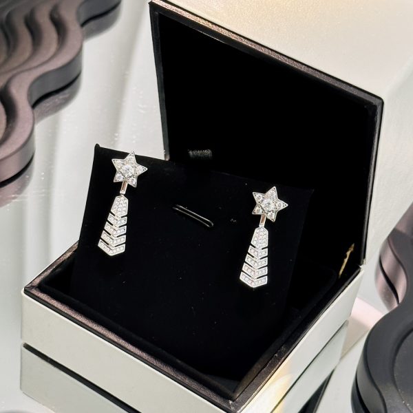 The new Chanel Comet Meteor Stud Earrings can be worn with a pentagram on its own - Image 10