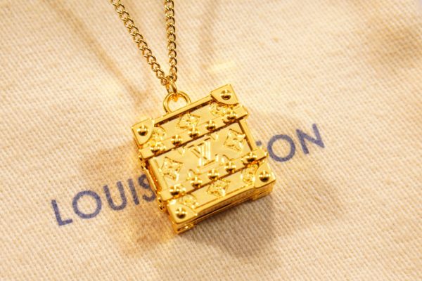 The Trunk Locket necklace is a testament to Louis Vuitton's passion for exquisite suitcases - Image 4