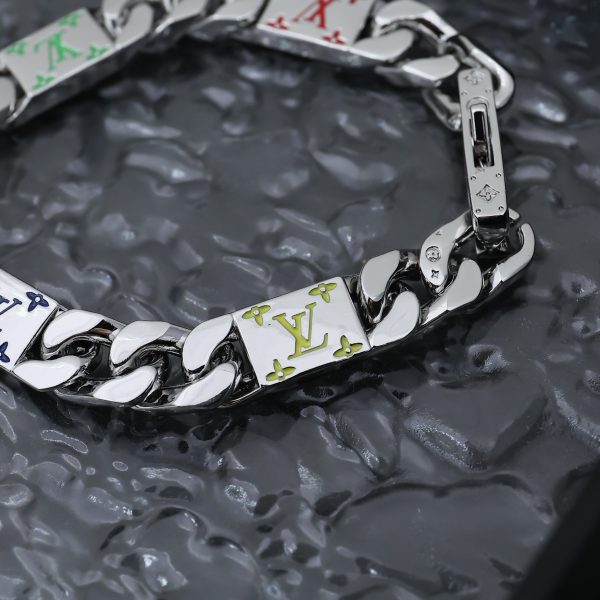 The Monogram Tied Up bracelet is forged from polished metal into a connecting plaque with LV lettering and Monogram flowers engraved on both sides - Image 5