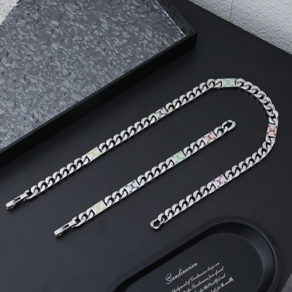 The Monogram Tied Up bracelet is forged from polished metal into a connecting plaque with LV lettering and Monogram flowers engraved on both sides - Image 8